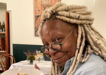 Whoopi Goldberg cittadina onoraria di Stintino: “Mi sento a casa, grazie per l’affetto e la discrezione”
