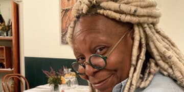 Whoopi Goldberg cittadina onoraria di Stintino: “Mi sento a casa, grazie per l’affetto e la discrezione”