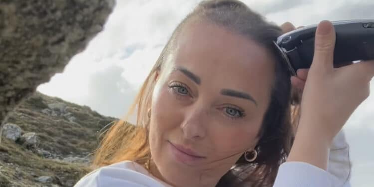 Scopre di avere un tumore a 39 anni e si rasa i capelli sul Gennargentu: “Ho sentito il coraggio, la forza e la serenità”