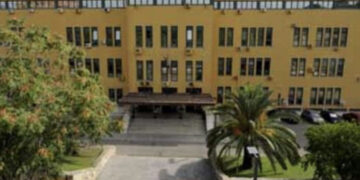 Cagliari, tensione all’Università: una ragazza sviene a lezione, arriva l’ambulanza ma il prof non si ferma