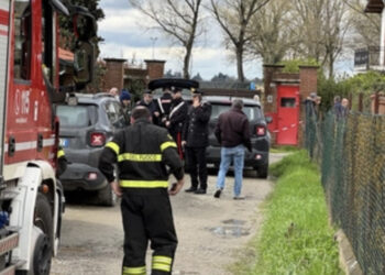 Donna di 56 anni trovata senza vita in casa: fermato  il compagno