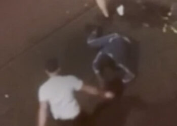 Ragazzo di 22 anni preso a pugni e bastonate e abbandonato in strada