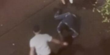 Ragazzo di 22 anni preso a pugni e bastonate e abbandonato in strada