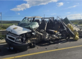 Terribile frontale tra autocarro e minivan: morti 3 operai, 5 feriti