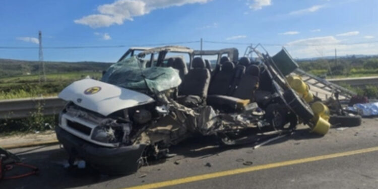 Terribile frontale tra autocarro e minivan: morti 3 operai, 5 feriti