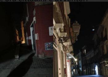 Cagliari, il Corso Vittorio Emanuele avvolto dalle tenebre: telefonini e torce di fortuna per chi passeggia la sera