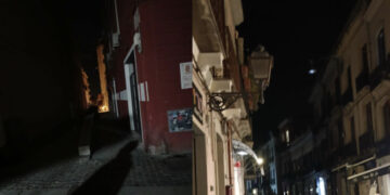 Cagliari, il Corso Vittorio Emanuele avvolto dalle tenebre: telefonini e torce di fortuna per chi passeggia la sera