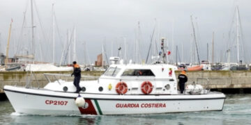 Tragedia durante una gita scolastica, studentessa di 17 anni muore sul traghetto