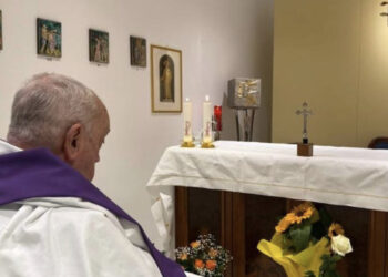 Papa Francesco, lievi miglioramenti ma i medici raccomandano prudenza