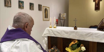 Papa Francesco, lievi miglioramenti ma i medici raccomandano prudenza