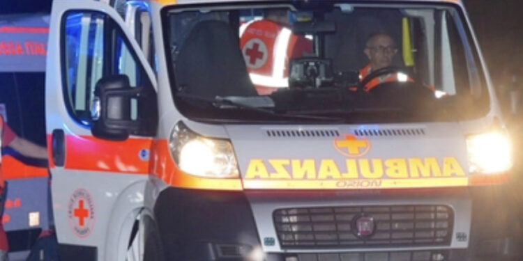 Ragazzina di 12 anni cade dal quinto piano: salva per miracolo