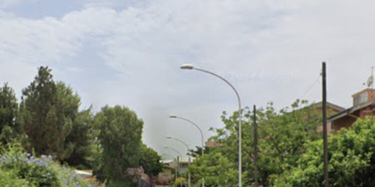 Pirri, uomo “insegue” una mamma in pieno giorno che trova rifugio dentro il cancello aperto di una scuola: “Ci sono state altre segnalazioni”