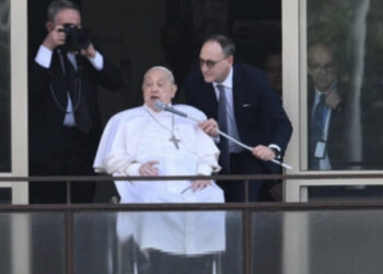 Papa Francesco si affaccia dal Gemelli prima delle dimissioni: “Grazie a chi ha pregato per me”