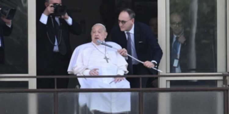 Papa Francesco si affaccia dal Gemelli prima delle dimissioni: “Grazie a chi ha pregato per me”