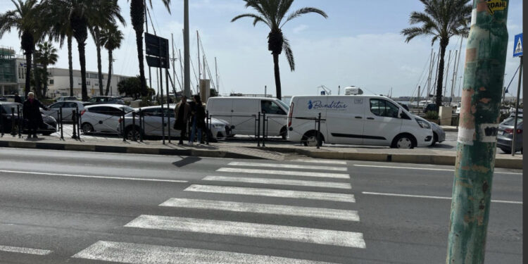 Via Roma nel caos tra dislivelli e strisce pedonali scomparse: “I cittadini vivono nel pericolo”