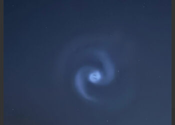 Strana spirale luminosa nei cieli della Sardegna e di tutta Italia, ma non è un fenomeno astronomico