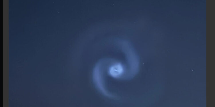 Strana spirale luminosa nei cieli della Sardegna e di tutta Italia, ma non è un fenomeno astronomico