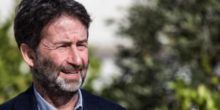 La proposta di Franceschini: “Ai figli solo il cognome della mamma”