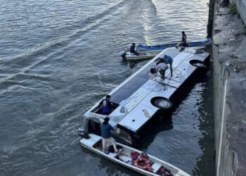 Tragedia a Torino, bus turistico cade nel Po: morto l’autista