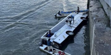 Tragedia a Torino, bus turistico cade nel Po: morto l’autista