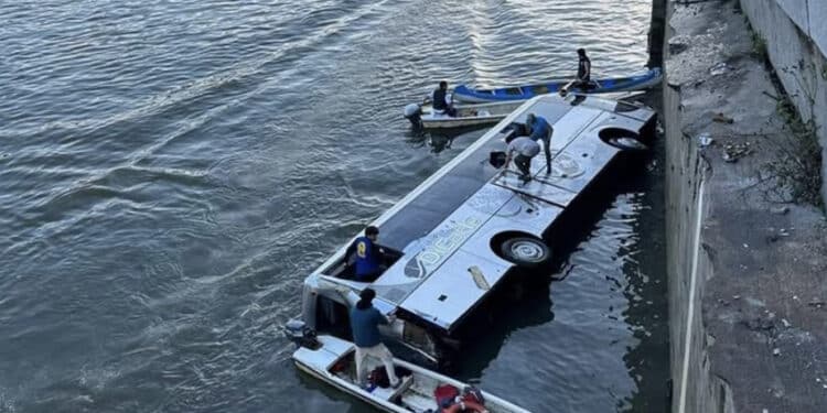 Tragedia a Torino, bus turistico cade nel Po: morto l’autista