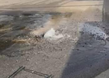 Capoterra, “nuovo giorno, nuovo disastro idrico”: in via Milano una fontana sgorga dal sottosuolo, disagi per i cittadini