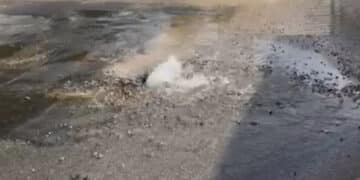 Capoterra, “nuovo giorno, nuovo disastro idrico”: in via Milano una fontana sgorga dal sottosuolo, disagi per i cittadini