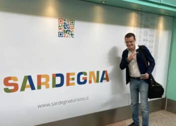 Enrico Rizzi è arrivato in Sardegna: oggi l’incontro con i ragazzi di una scuola e domani la maxi manifestazione a Cagliari