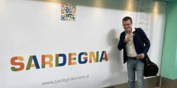 Enrico Rizzi è arrivato in Sardegna: oggi l’incontro con i ragazzi di una scuola e domani la maxi manifestazione a Cagliari