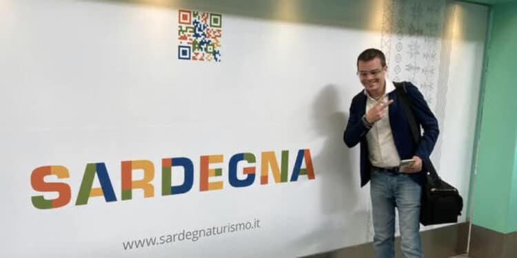 Enrico Rizzi è arrivato in Sardegna: oggi l’incontro con i ragazzi di una scuola e domani la maxi manifestazione a Cagliari