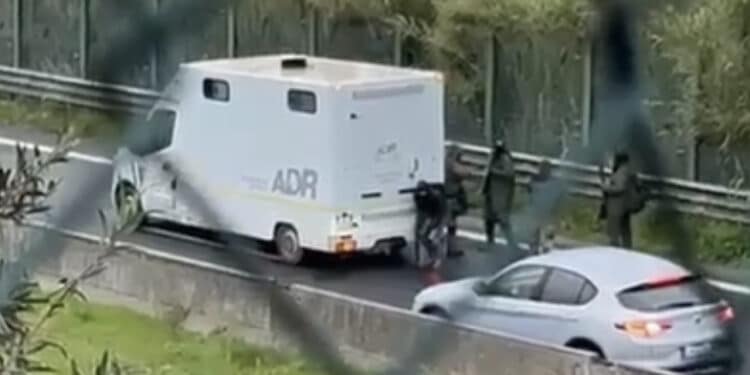 Assalto al portavalori in Toscana: i banditi parlano sardo: “Ajò ci siamo?”