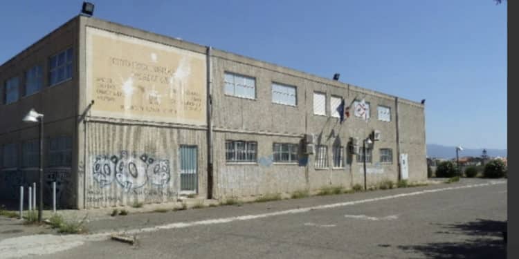 Pirri, blatte e termiti al Giua: il dirigente scolastico risponde alle proteste degli studenti