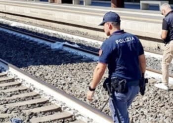 Tragedia sui binari: sale sul tetto del treno e muore a 19 anni folgorato dai cavi dell’alta tensione