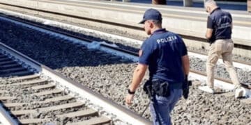 Tragedia sui binari: sale sul tetto del treno e muore a 19 anni folgorato dai cavi dell’alta tensione