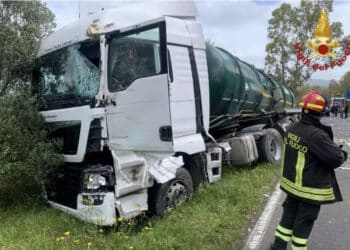 Terralba, camion cisterna e furgone si scontrano sulla provinciale 61: due feriti