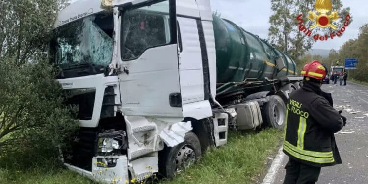 Terralba, camion cisterna e furgone si scontrano sulla provinciale 61: due feriti
