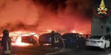 Grosso incendio alla concessionaria Tesla: distrutte 17 auto