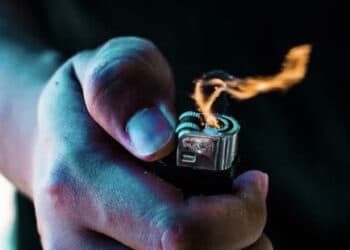 Ragazzina di 14 anni sfregia il volto di una coetanea per gelosia con un accendino