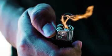 Ragazzina di 14 anni sfregia il volto di una coetanea per gelosia con un accendino