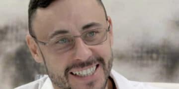 Assolda un uomo per spezzare le mani al figlio chirurgo perché omosessuale: condannato per danno biologico