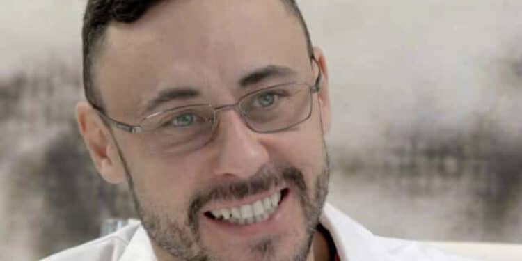 Assolda un uomo per spezzare le mani al figlio chirurgo perché omosessuale: condannato per danno biologico