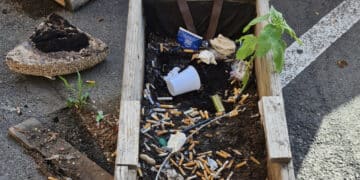 Le fioriere di Piazza Yenne diventate  vere e proprie “portacicche” sono state portate via oggi da un privato. E il Comune che fa?