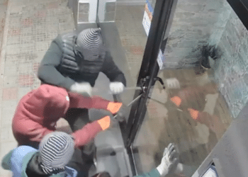 Sestu, furto con scasso nella notte: 3 malviventi con spranghe in ferro hanno forzato la porta di una pizzeria -VIDEO