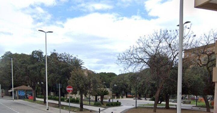 Cagliari, si introduce a scuola durante i consigli di classe fingendosi un genitore e ruba telefono e tablet
