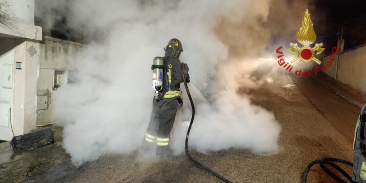 Pula, auto a fuoco nella notte: è caccia al piromane