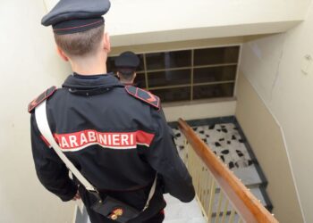 Pugni, calci, insulti e minacce davanti al figlio piccolo: arrestato 24enne a Villasimius