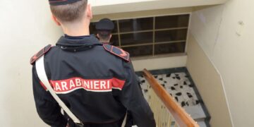 Pugni, calci, insulti e minacce davanti al figlio piccolo: arrestato 24enne a Villasimius
