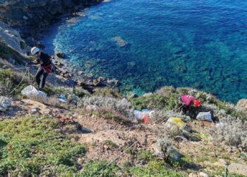 Intervento acrobatico sulla scogliera ad Alghero, recuperati rifiuti di ogni genere