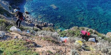 Intervento acrobatico sulla scogliera ad Alghero, recuperati rifiuti di ogni genere