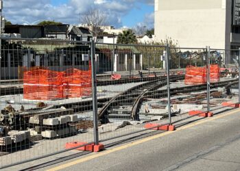 Cagliari, ecco i primi binari della metropolitana leggera nel cantiere di viale Diaz